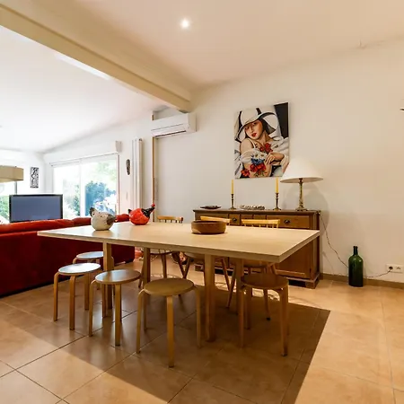 Idéalement Situé - Superbe Jardin - 200m Villa