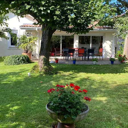 Villa Idealement Situe - Superbe Jardin - 200m *